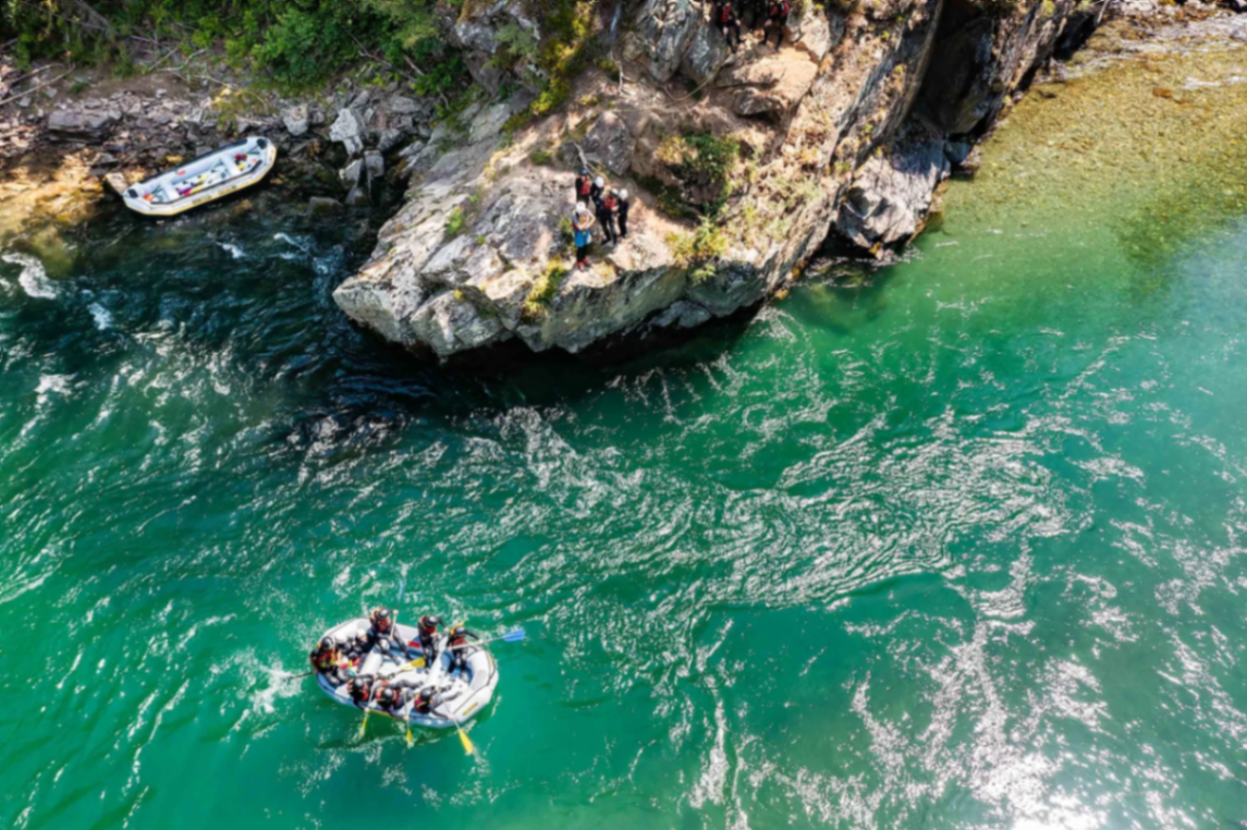 Rafting in türkisfarbenem Fluss aus der Luft