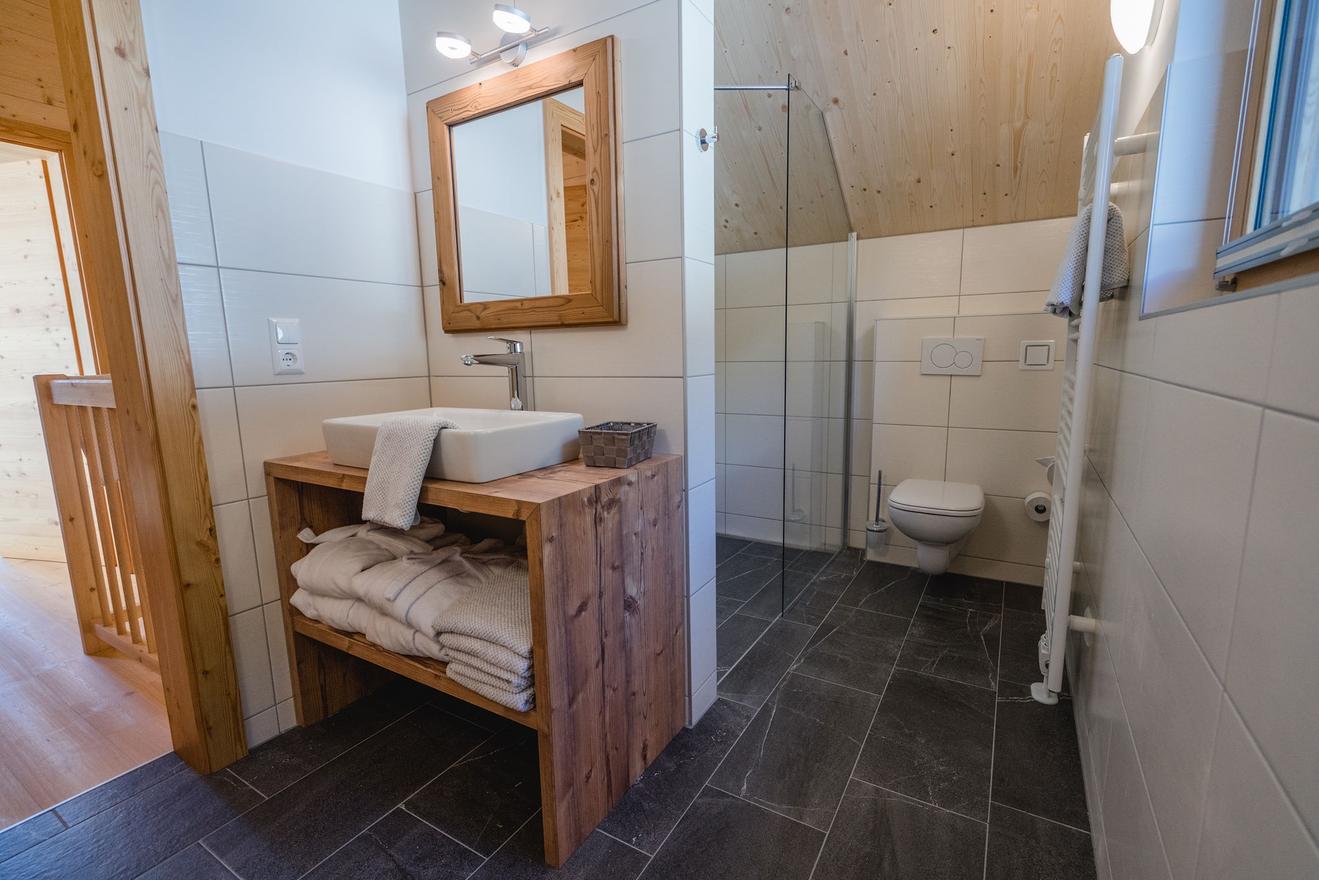 Badezimmer mit Dusche und Holzdetails