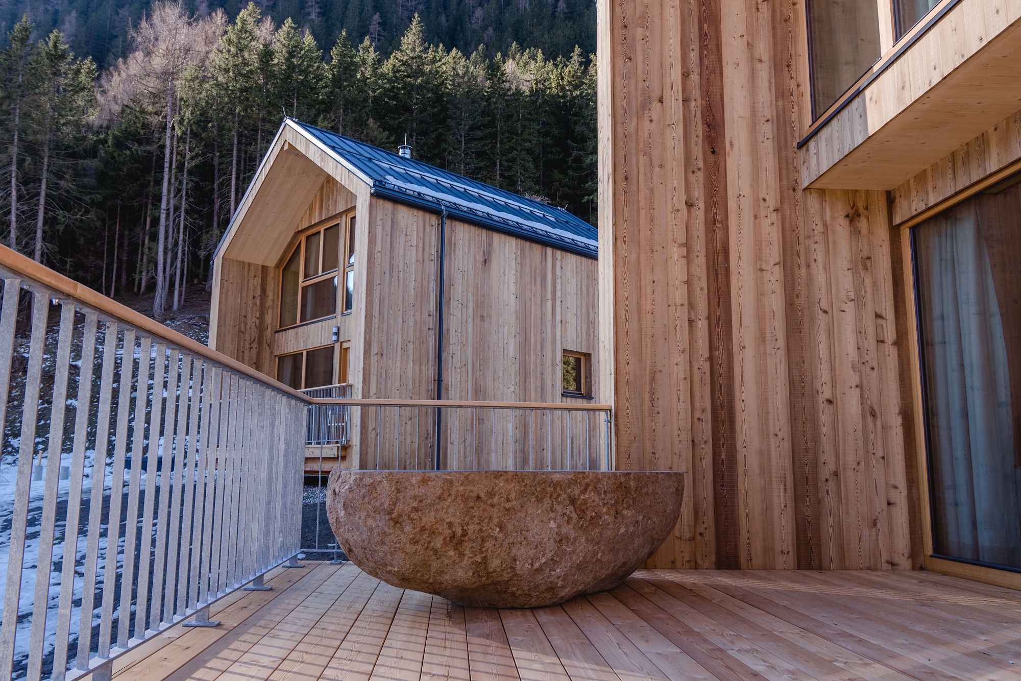 Steinbadewanne auf der Chalet-Terrasse
