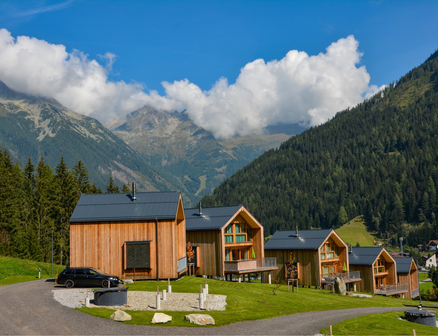 Modernes Holzchalet mit Bergblick