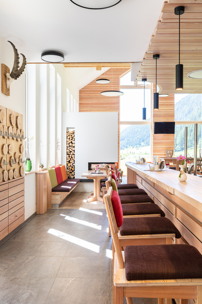 Restaurant Innenraum mit Bartheke und Bergblick