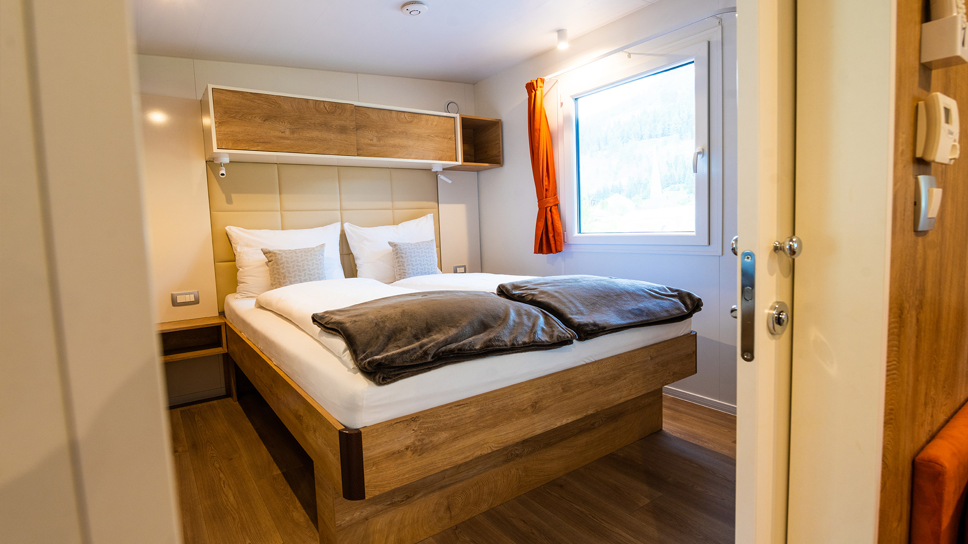 Komfortables Schlafzimmer im Mobilhome mit gemütlichem Bett