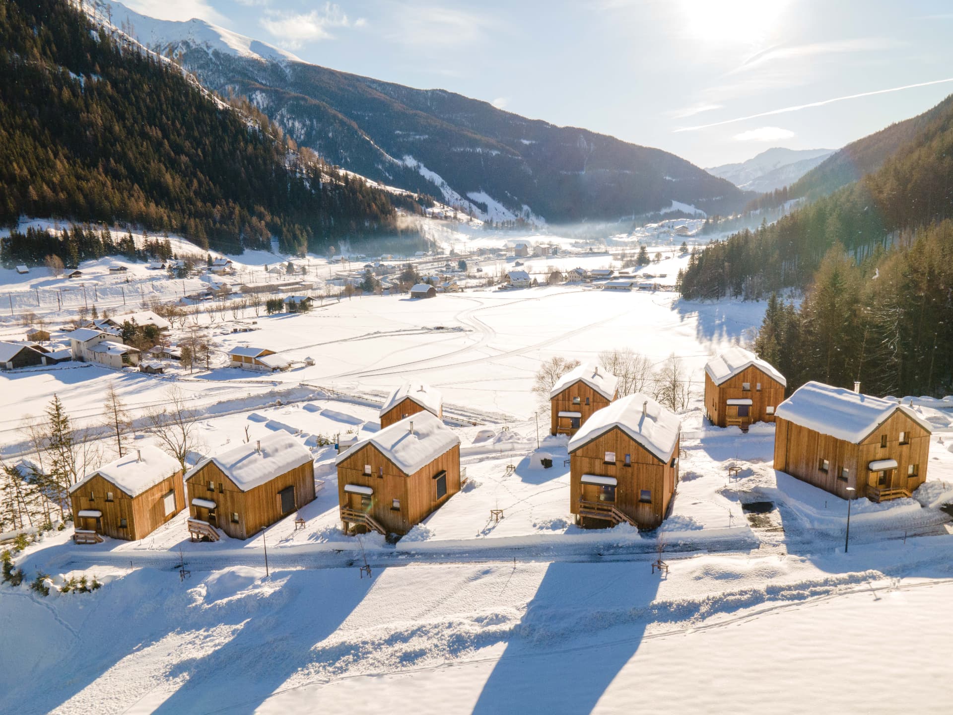 Verschneite Chalets bei HOCHoben in Mallnitz